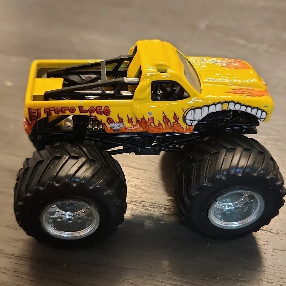 Hotwheels Mattel monster truck El Toro Loco note missing horns 4x4